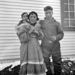 Patsy Klengenberg, sa femme et (Lameils?), enfant adopté à Coppermine (aujourd’hui Kugluktuk) en 1942.