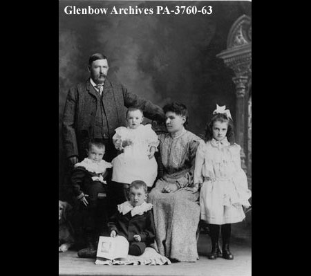 La famille Nagle : Ed, Eva, Geraldine, Sarsfield, Ted et Theresa, à Edmonton, Alberta, 1904.