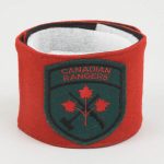 Reconnu dans tout le Nord, ce chapeau rouge muni d'un écusson symbolise les Rangers canadiens. L’écusson a été changé en 1996 et se lit maintenant comme suit : Canadian Rangers Canadiens.