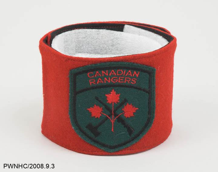 Reconnu dans tout le Nord, ce chapeau rouge muni d'un écusson symbolise les Rangers canadiens. L’écusson a été changé en 1996 et se lit maintenant comme suit : Canadian Rangers Canadiens.