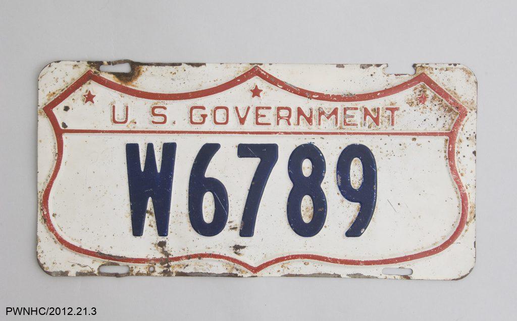 Plaque d’immatriculation de véhicule de l’armée américaine (1942-1945) trouvée sur le sentier CANOL.