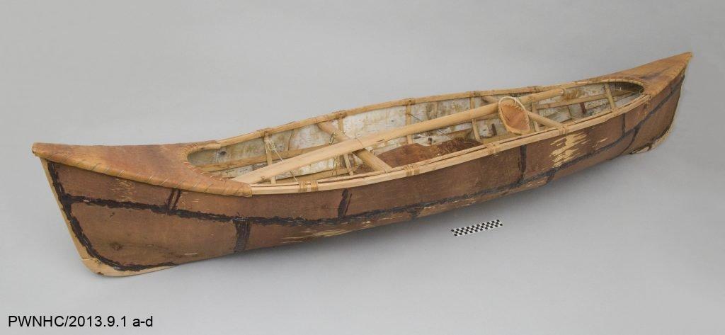 Le chef Jimmy Bruneau était connu pour fabriquer des canots d’écorce de bouleau, modèle d’embarcation plus courte et temporaire fabriqué au début des années 1960 et utilisé pour placer et vérifier les filets de pêche.