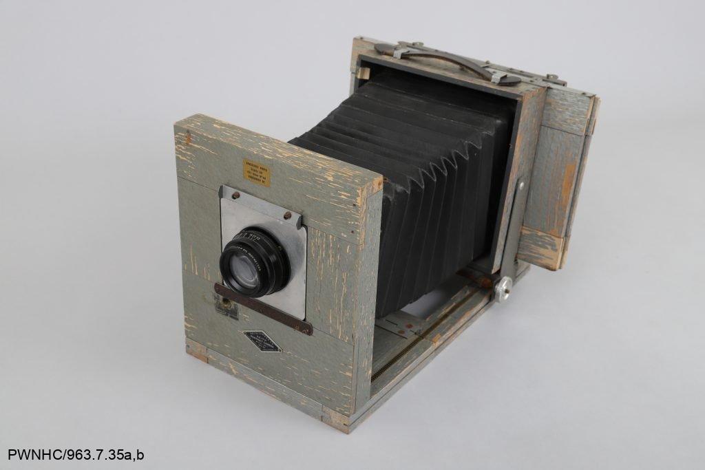 Un appareil photo de portrait de studio de type accordéon « Keith Model 1 », faisant partie de l’équipement d’Henry Busse, offert au musée après sa mort.