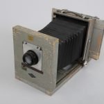 Un appareil photo de portrait de studio de type accordéon « Keith Model 1 », faisant partie de l’équipement d’Henry Busse, offert au musée après sa mort.