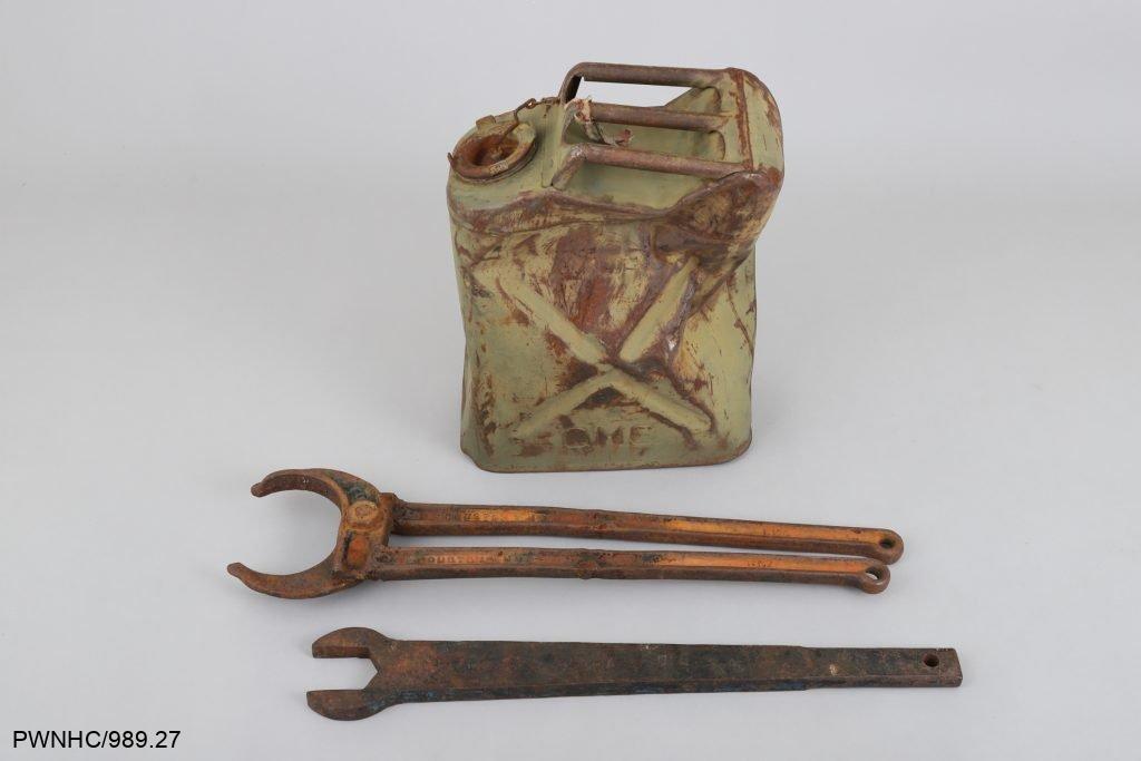 Les archéologues ont recueilli des artefacts sur divers sites de la route CANOL, dont un bidon d’essence et deux clés à molette.