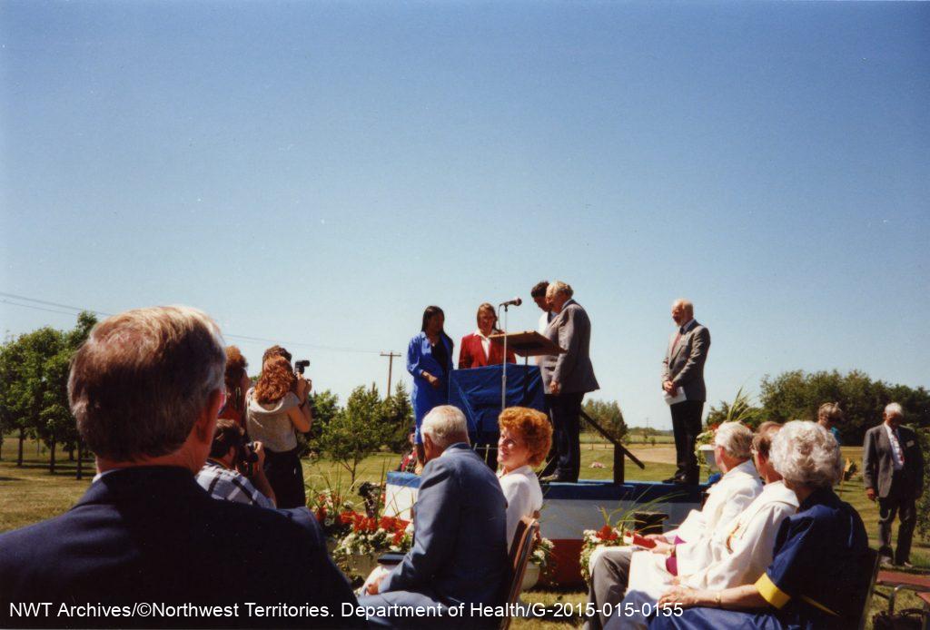 Le gouvernement des Territoires du Nord-Ouest a installé un grand cairn au cimetière de St-Albert au début des années 1990.