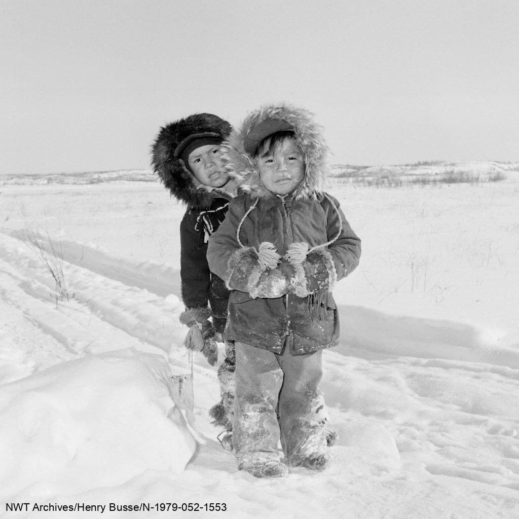 Enfants dénés à Rainbow Valley [Ndilo], Yellowknife, 1957. Photo par Henry Busse.