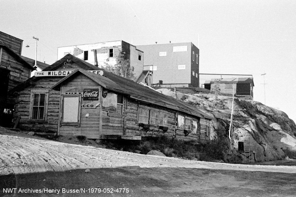 Le Wildcat Cafe sur le chemin Wiley, dans la Vieille ville de Yellowknife, 1955 ou 1956. Photo par Henry Busse.