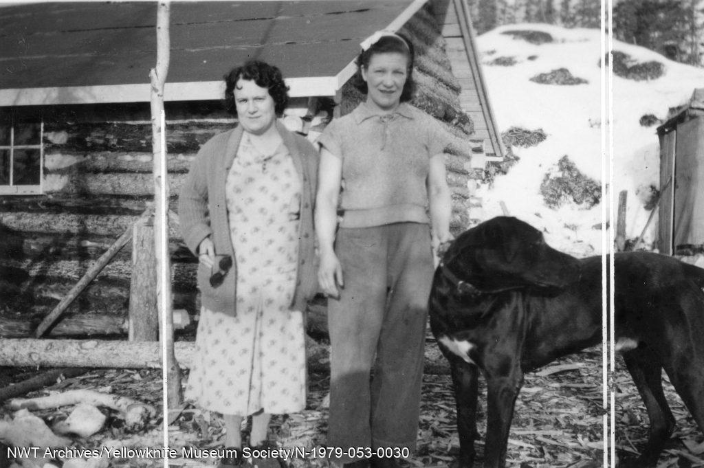 Joan Vachon, Vicky Lepine et son chien Duke, 1938.