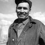 Fred Andrew de Fort Norman a accompagné Guy H. Blanchet, arpenteur fédéral, lors d’une reconnaissance en traîneau à chiens du camp CANOL au lac Sheldon en 1942.