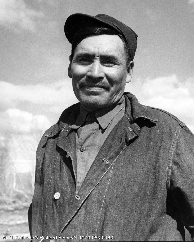 Fred Andrew de Fort Norman a accompagné Guy H. Blanchet, arpenteur fédéral, lors d’une reconnaissance en traîneau à chiens du camp CANOL au lac Sheldon en 1942.