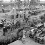 Barge d’équipement le long du camp de l’armée américaine dans le delta de la rivière des Esclaves, 1942.