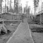 Quartiers pour le bataillon du génie américain au camp CANOL, 1943. Les troupes construisaient elles-mêmes les chalets en rondins. De nombreux hommes qui ont voyagé vers le Nord étaient des soldats noirs américains du sud des États-Unis.