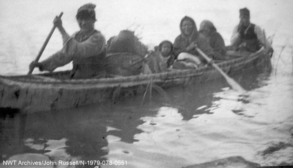 Une famille vient à Fort Rae (maintenant appelé Behchokǫ̀) pour les célébrations entourant la signature du traité, juillet 1923.