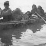 Une famille vient à Fort Rae (maintenant appelé Behchokǫ̀) pour les célébrations entourant la signature du traité, juillet 1923.