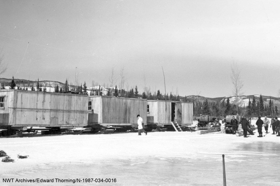 Convoi à traîneaux sur la glace, années 1940.