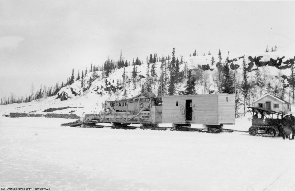 Épave d’un CF-AOP transportée par un convoi à traîneaux, Yellowknife 1939-1940.