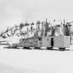 Épave d’un CF-AOP transportée par un convoi à traîneaux, Yellowknife 1939-1940.