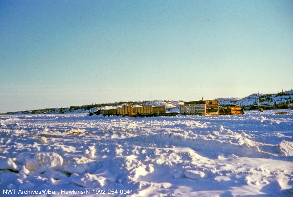 Un convoi à traîneaux remorque des marchandises de Hay River à la baie de Yellowknife Bay en 1955.