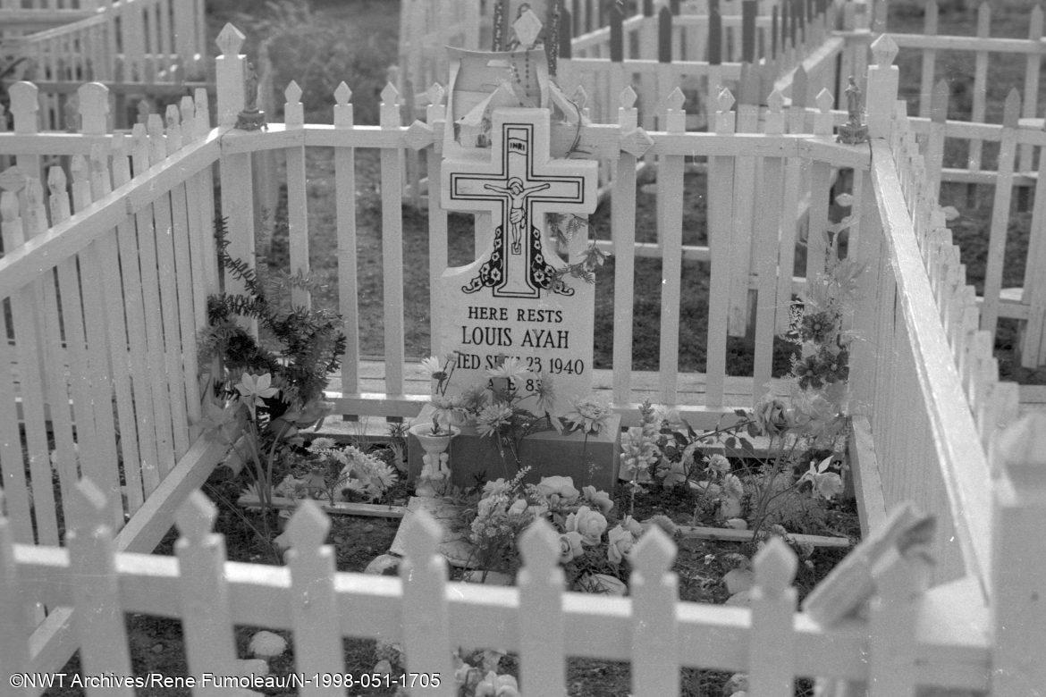 La tombe de Louis Ayah à Délı̨nę.