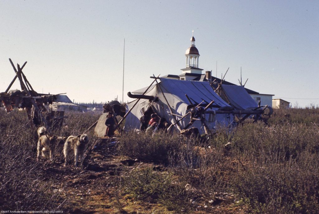 Fort Franklin (aujourd’hui Délı̨nę), 1950.