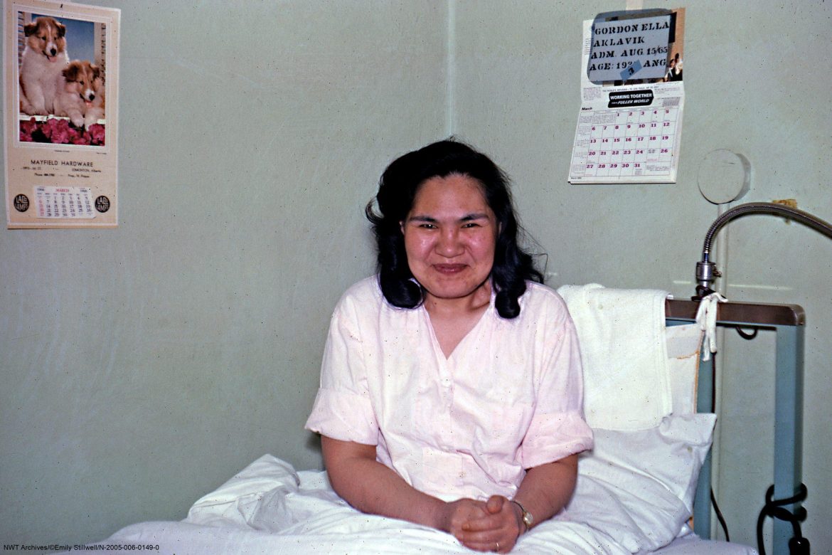 Ella  Gordon, une patiente atteinte de la tuberculose, à l’hôpital Charles  Camsell, à Edmonton, en 1966.