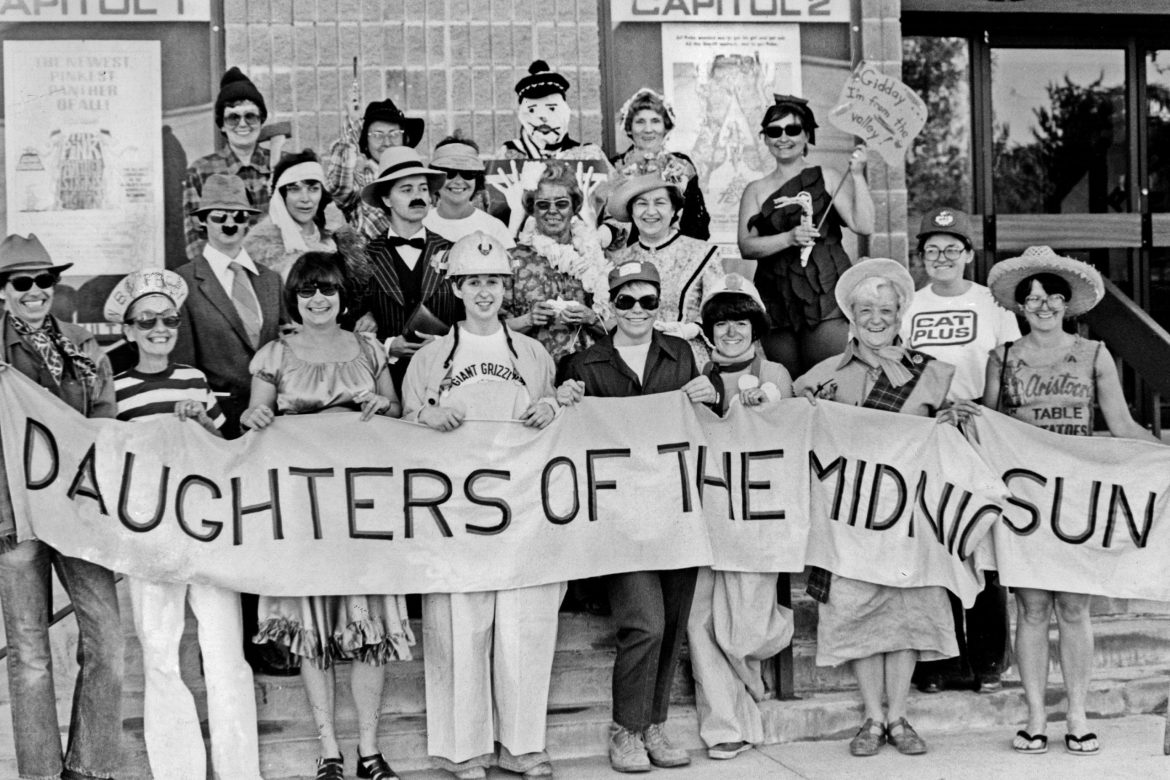 Membres des Daughters of the Midnight Sun pendant une parade en 1971.