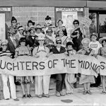Membres des Daughters of the Midnight Sun pendant une parade en 1971.