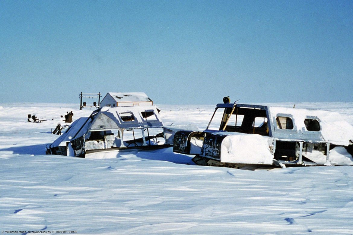 Anciens véhicules de l’Opération Muskox, Baker Lake, 1957.